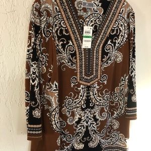 Pretty paisley top with gold accents